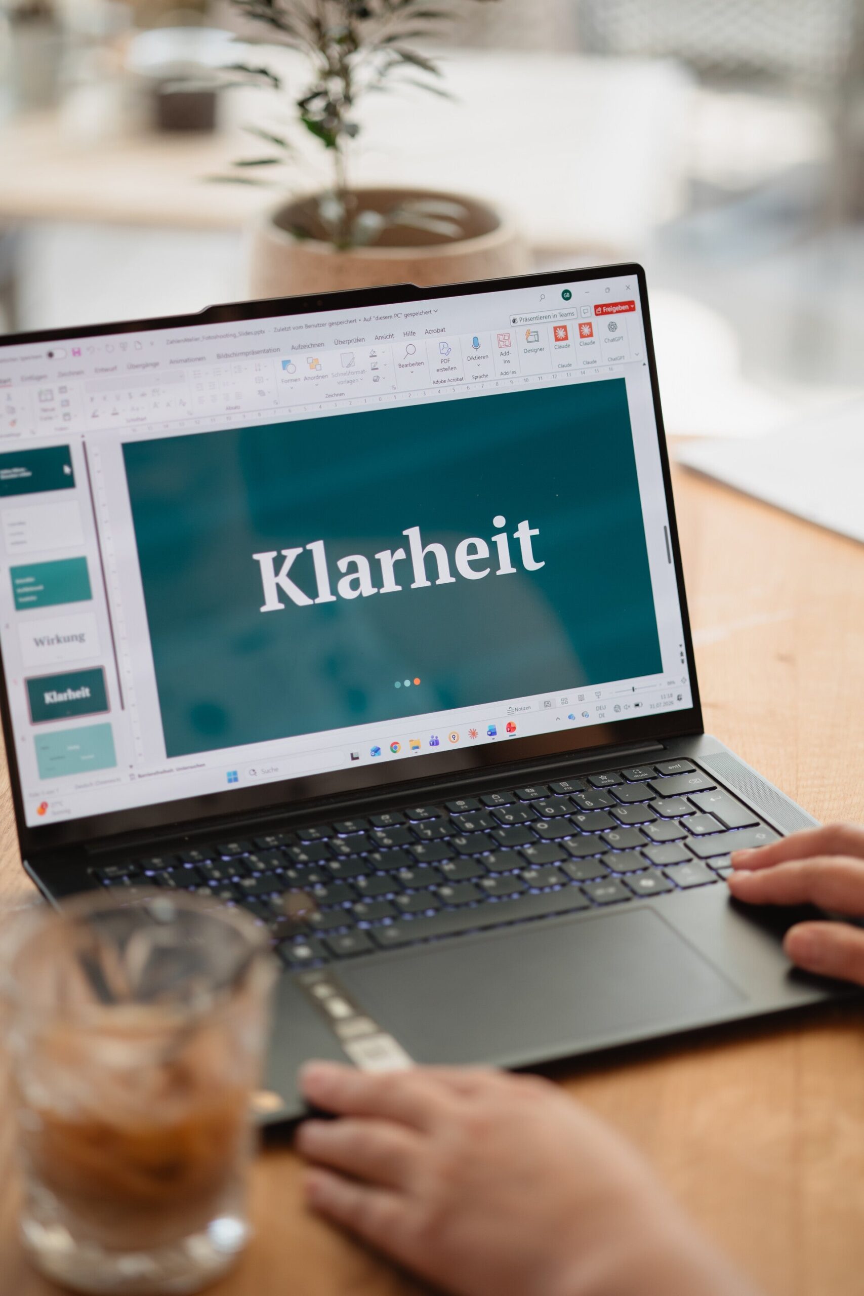 Illustration zum Artikel „Warum eine volle Ordination am Konto trotzdem wenig übrig lässt“
