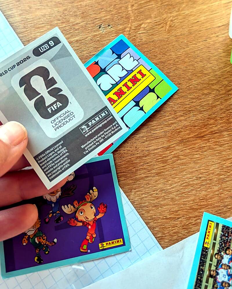 Illustration zum Artikel „Was die Fußball-WM über Projektmanagement lehrt – erklärt am Panini-Album“
