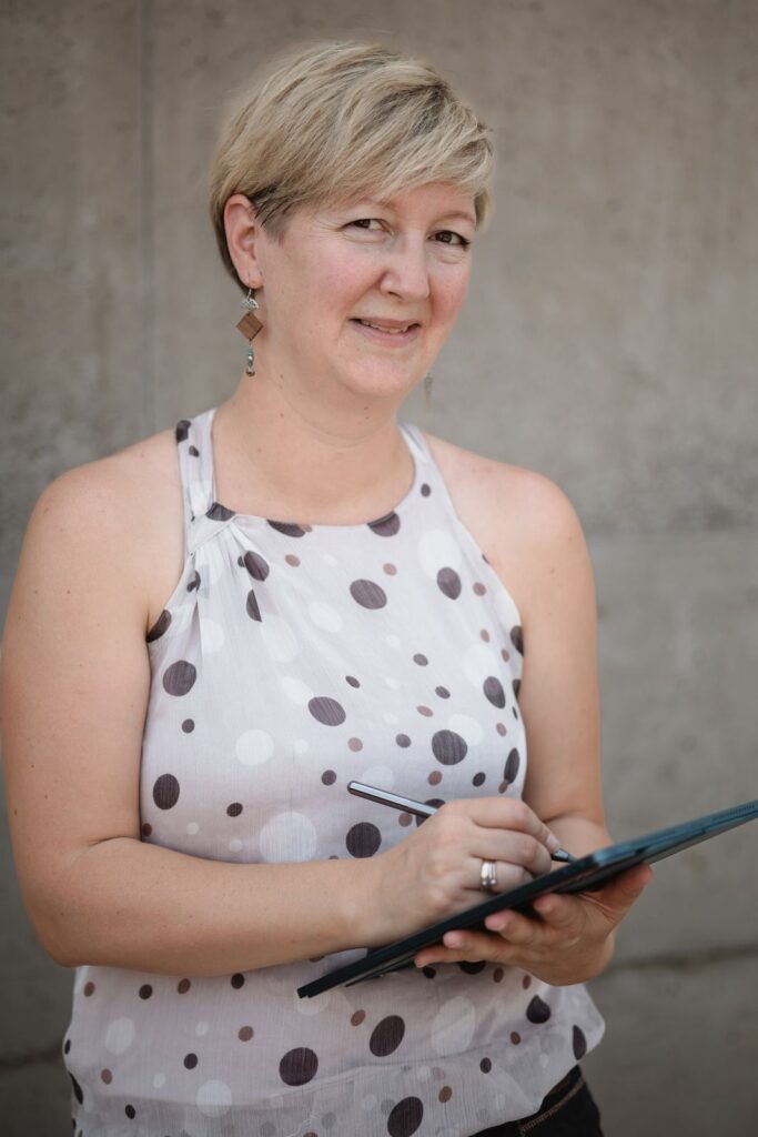 Gudrun Brunner-Suette mit Tablet – Begleitung für Lehrbetriebe