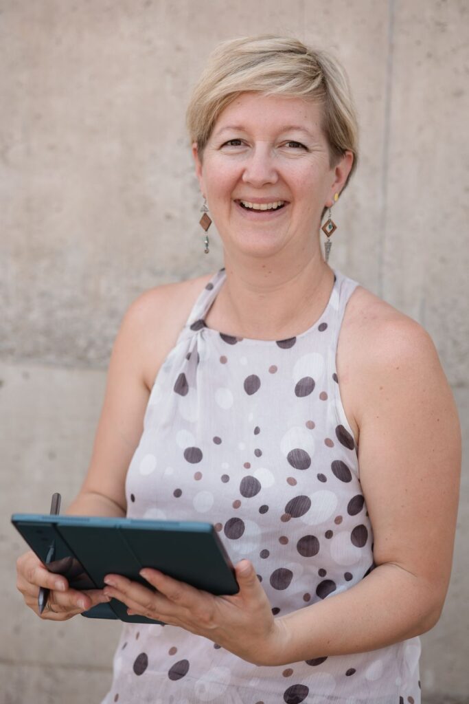 Gudrun Brunner-Suette mit Tablet – Teamcheck mit INSIGHTS MDI®