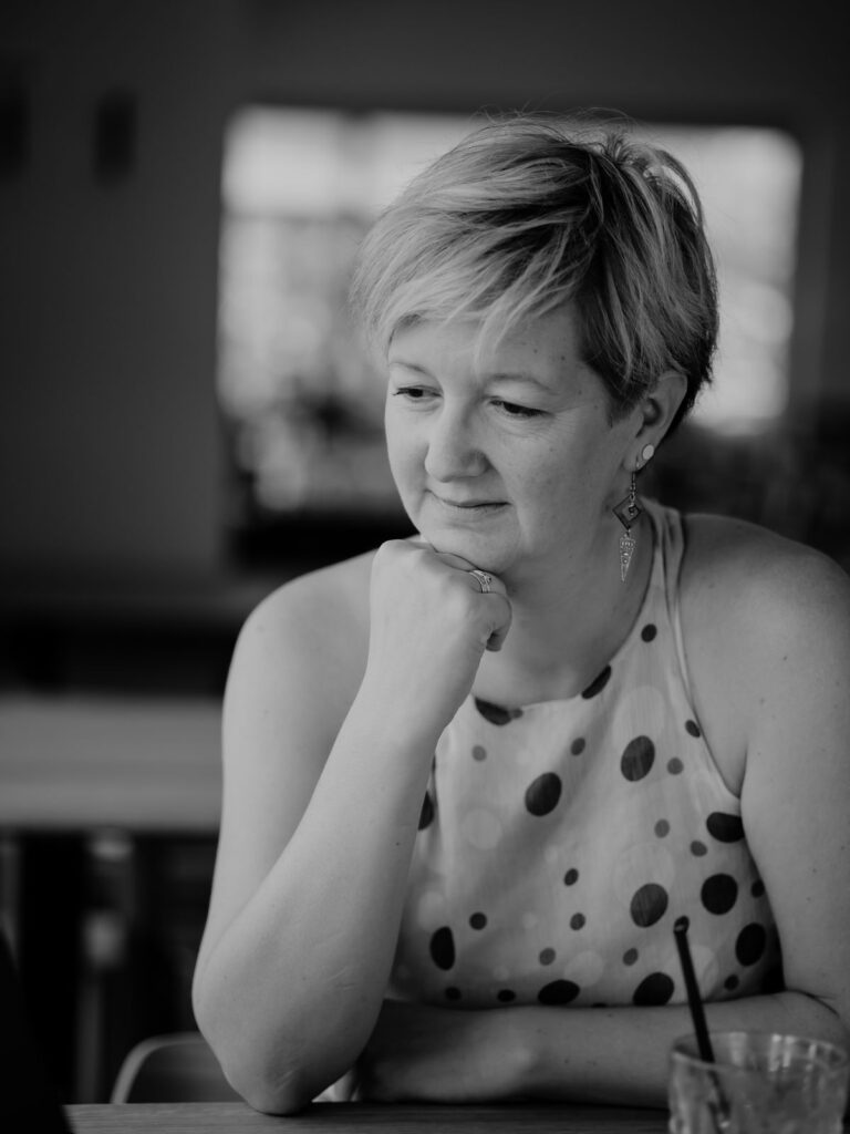 Gudrun Brunner-Suette hört aufmerksam zu – Wirtschaftsmediation in Graz