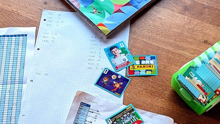 Illustration zum Artikel „Was die Fußball-WM über Projektmanagement lehrt – erklärt am Panini-Album“