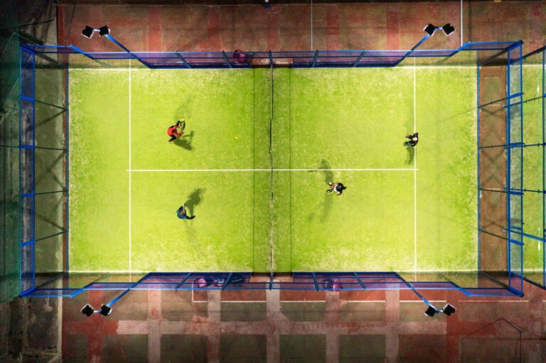 Illustration zum Artikel „Padeltennis, Partnerschaft und Leadership – was der Sport uns über diese Themen lehrt“