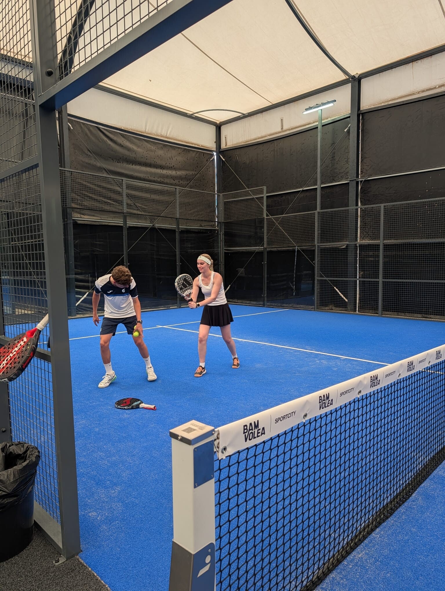 Illustration zum Artikel „Was ein Padel-Court besser macht als manches Führungsseminar“
