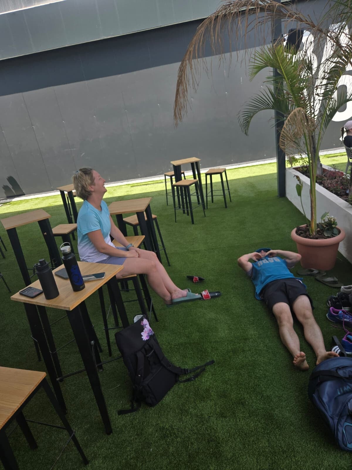 Illustration zum Artikel „Was ein Padel-Court besser macht als manches Führungsseminar“