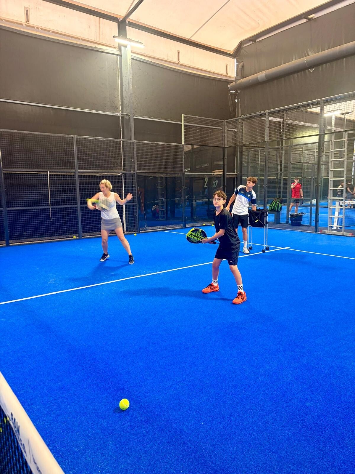 Illustration zum Artikel „Was ein Padel-Court besser macht als manches Führungsseminar“