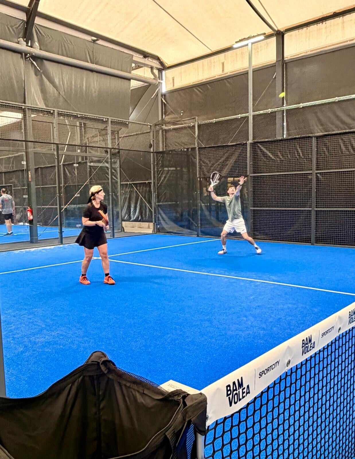 Illustration zum Artikel „Was ein Padel-Court besser macht als manches Führungsseminar“